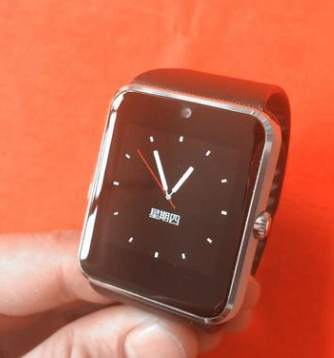轉(zhuǎn)讓智能手表功能非常齊全。能插卡上網(wǎng)打電話